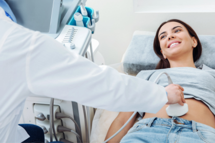 Dra. Thaline Neves explica que o ultrassom 3D oferece imagens estáticas detalhadas, enquanto o 4D mostra o bebê em movimento, em tempo real.