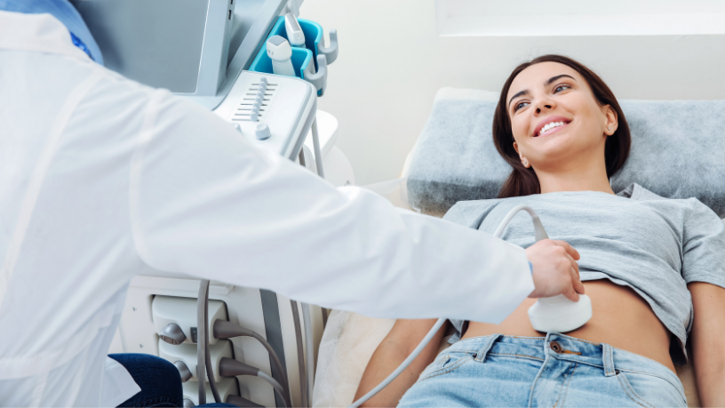 Dra. Thaline Neves explica que o ultrassom 3D oferece imagens estáticas detalhadas, enquanto o 4D mostra o bebê em movimento, em tempo real.