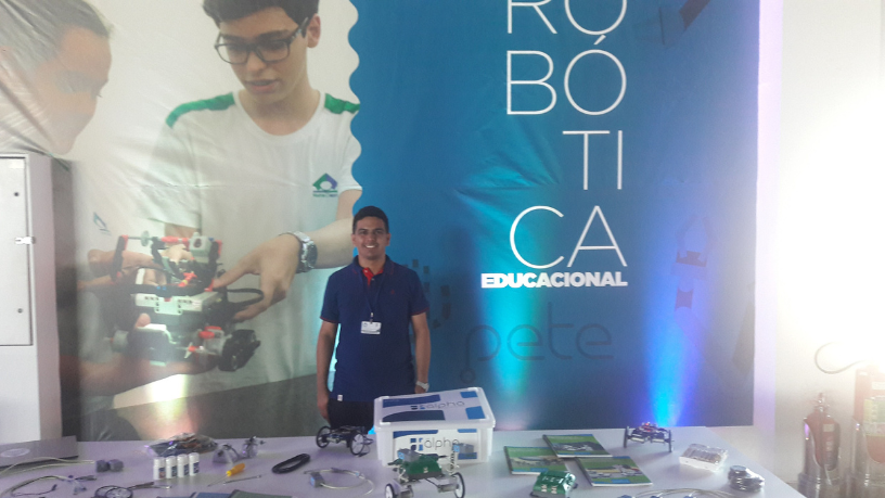 Gustavo Adolfo Morceli Rodrigues celebra os 20 anos de inovação da PETE Robótica, marco que impulsionou a evolução da tecnologia educacional no Brasil.