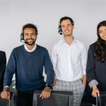 Grupo diversificado de atendentes de serviço ao cliente usando headsets em um escritório moderno