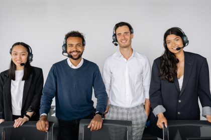 Grupo diversificado de atendentes de serviço ao cliente usando headsets em um escritório moderno